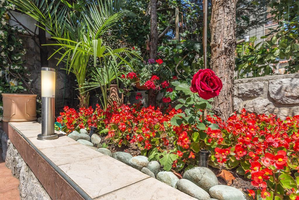 Villa Roses Apartments & Wellness Ічичі Екстер'єр фото